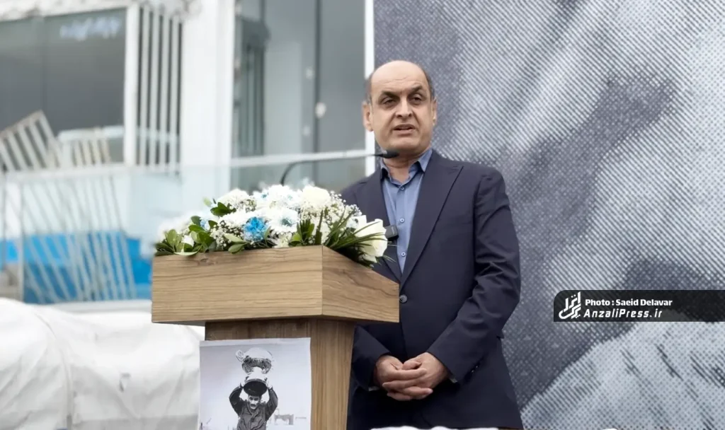 دکتر حق شناس در مراسم ختم صالح نیا