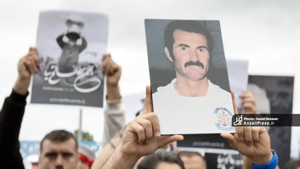 هواداران ملوان با عکس صالح نیا