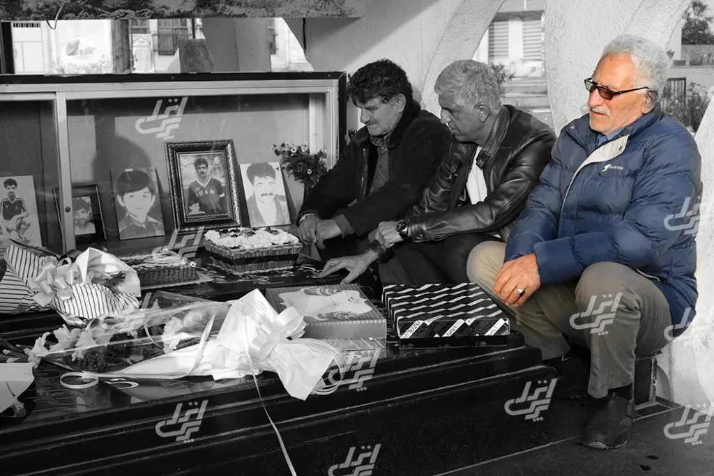 پرویز قایقران بر سر مزار سیروس